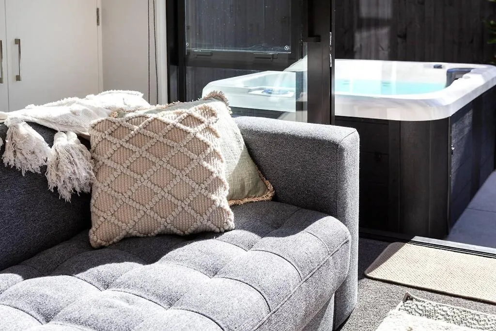 Stylish Townhouse With Hot Tub Apartment Christchurch New Zealand