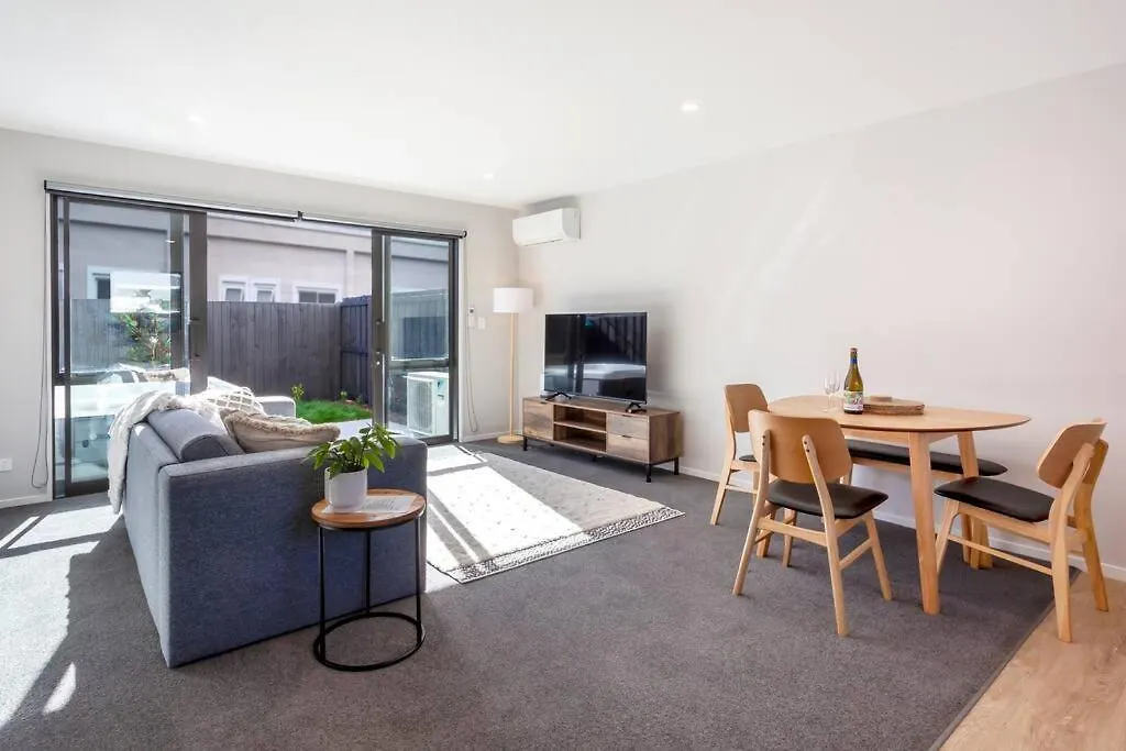 Stylish Townhouse With Hot Tub Apartment Christchurch
