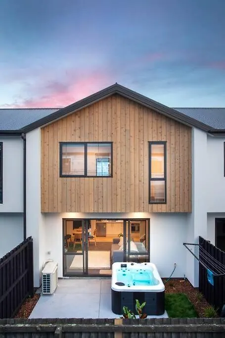 Stylish Townhouse With Hot Tub Apartment Christchurch 0*,