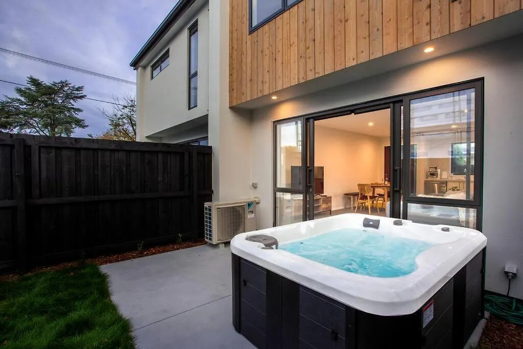 Stylish Townhouse With Hot Tub Apartment Christchurch